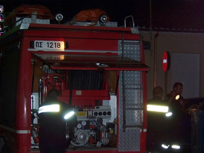 «Λαμπάδιασε» εκλογικό περίπτερο στην Καισαριανή